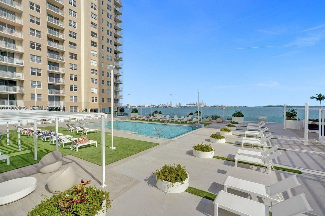 出租: $3,700 (2 贝兹, 2 浴室, 985 平方英尺)