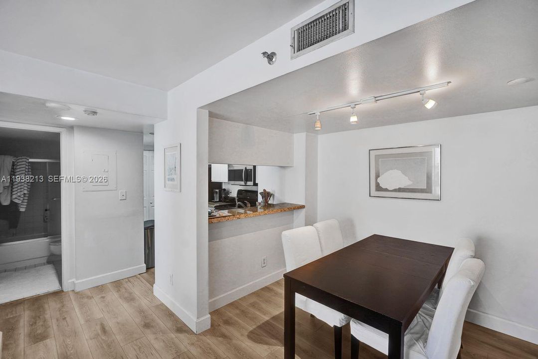 出租: $3,700 (2 贝兹, 2 浴室, 985 平方英尺)