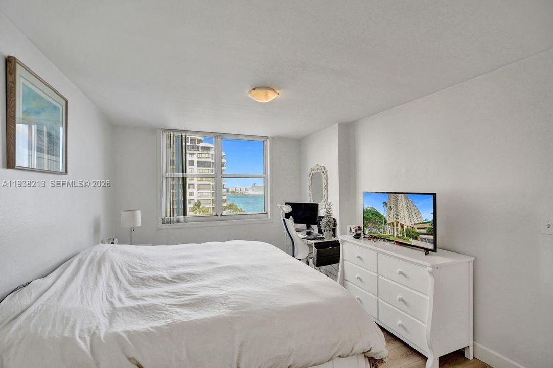 出租: $3,700 (2 贝兹, 2 浴室, 985 平方英尺)