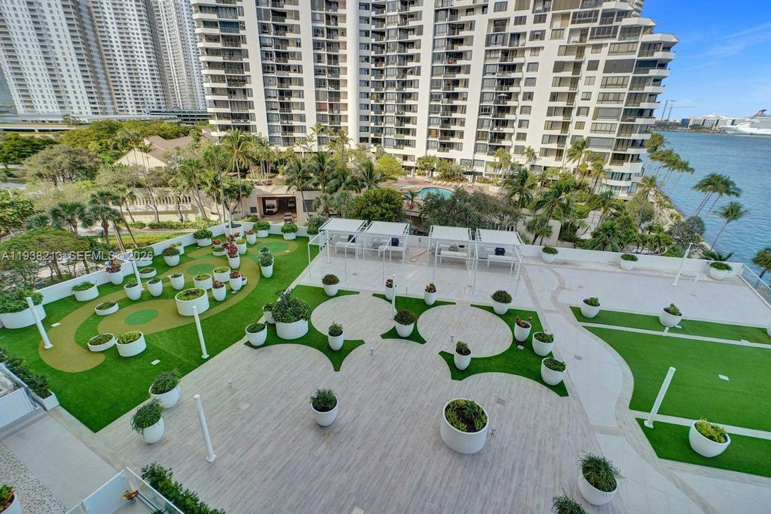 出租: $3,700 (2 贝兹, 2 浴室, 985 平方英尺)