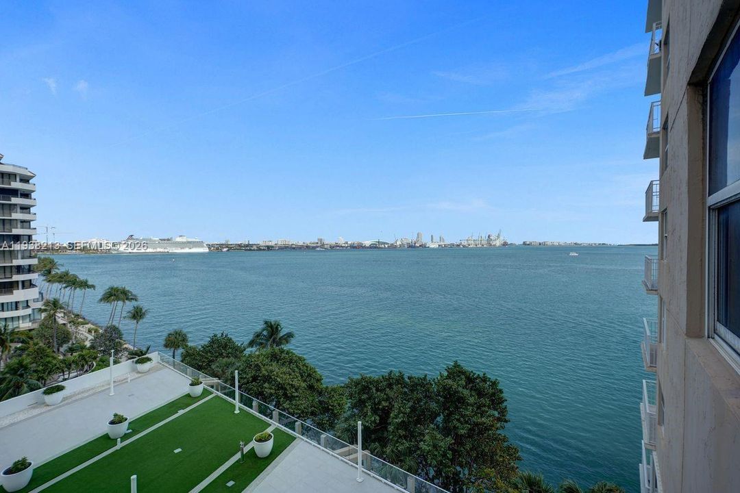 出租: $3,700 (2 贝兹, 2 浴室, 985 平方英尺)