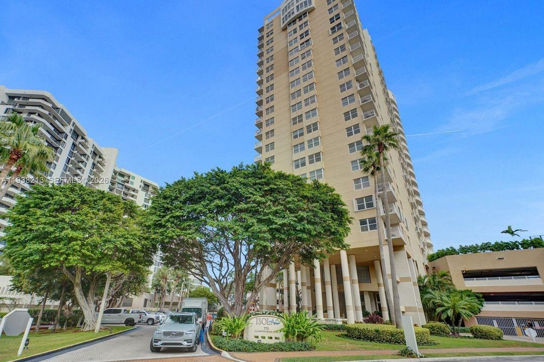 出租: $3,700 (2 贝兹, 2 浴室, 985 平方英尺)