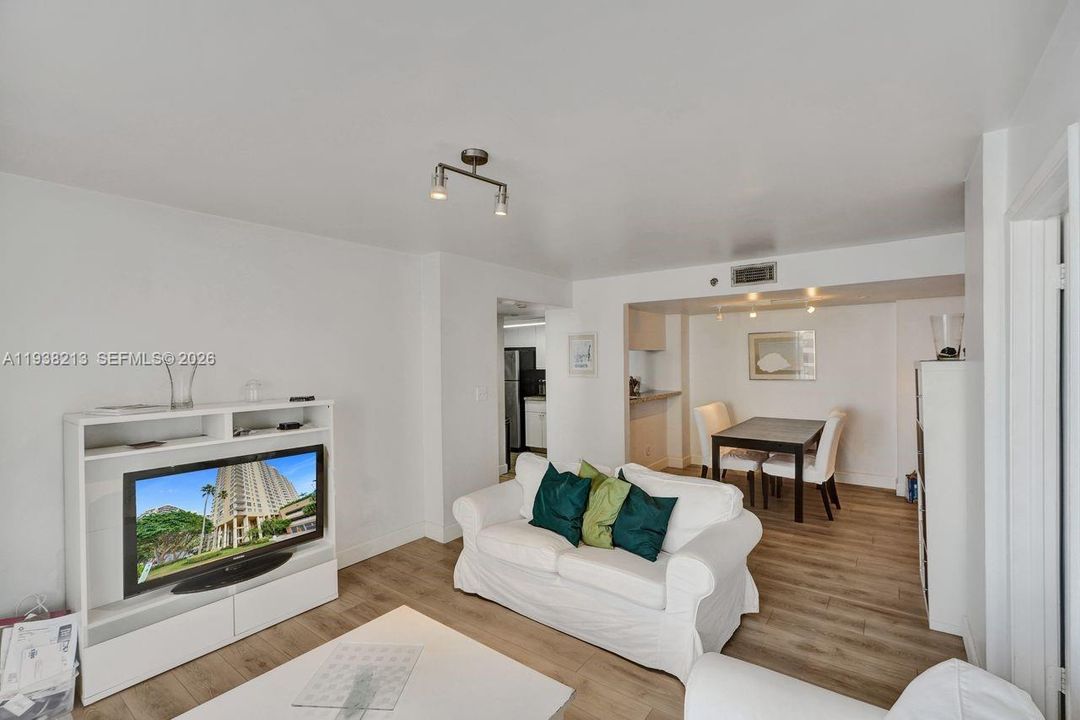 出租: $3,700 (2 贝兹, 2 浴室, 985 平方英尺)