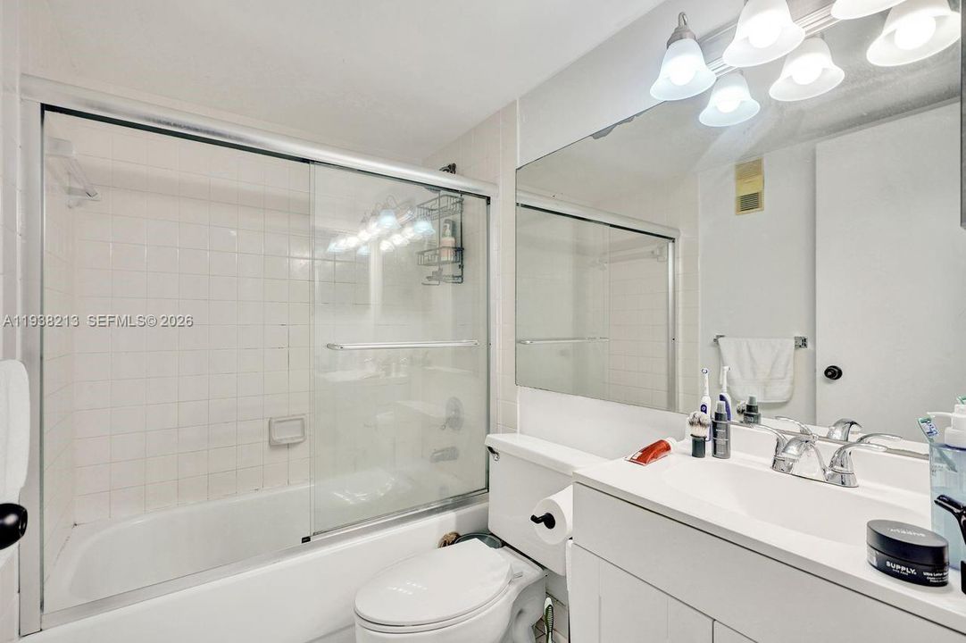 出租: $3,700 (2 贝兹, 2 浴室, 985 平方英尺)