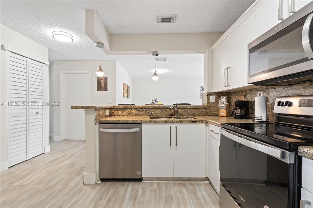 待售: $418,000 (3 贝兹, 2 浴室, 1120 平方英尺)