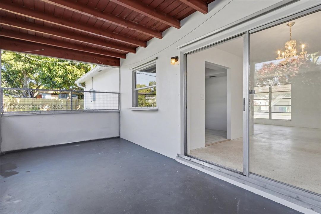 For Sale: $349,900 (2 beds, 1 baths, 950 Square Feet)