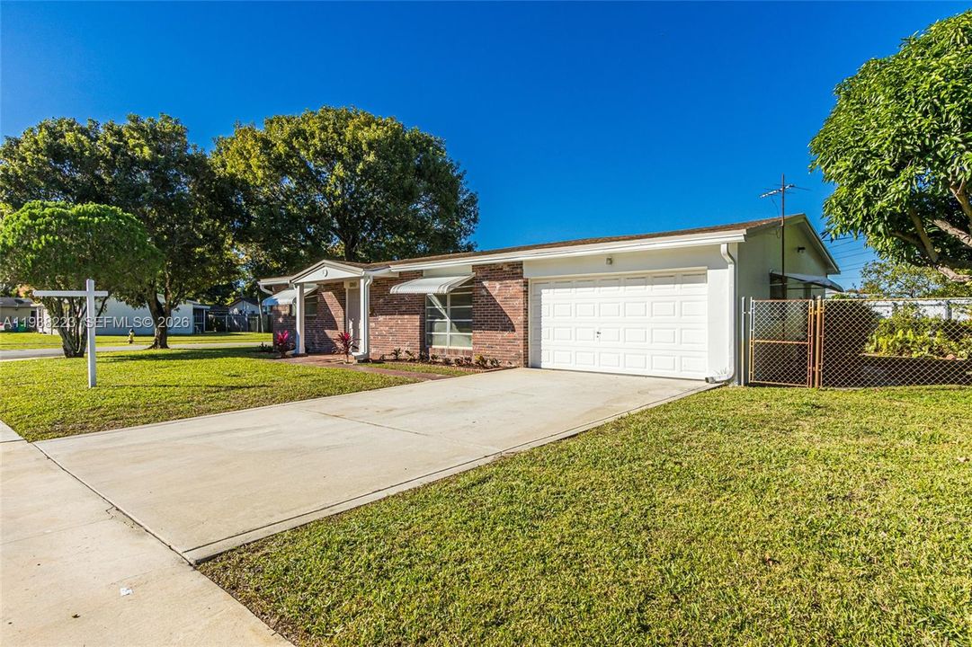 For Sale: $349,900 (2 beds, 1 baths, 950 Square Feet)