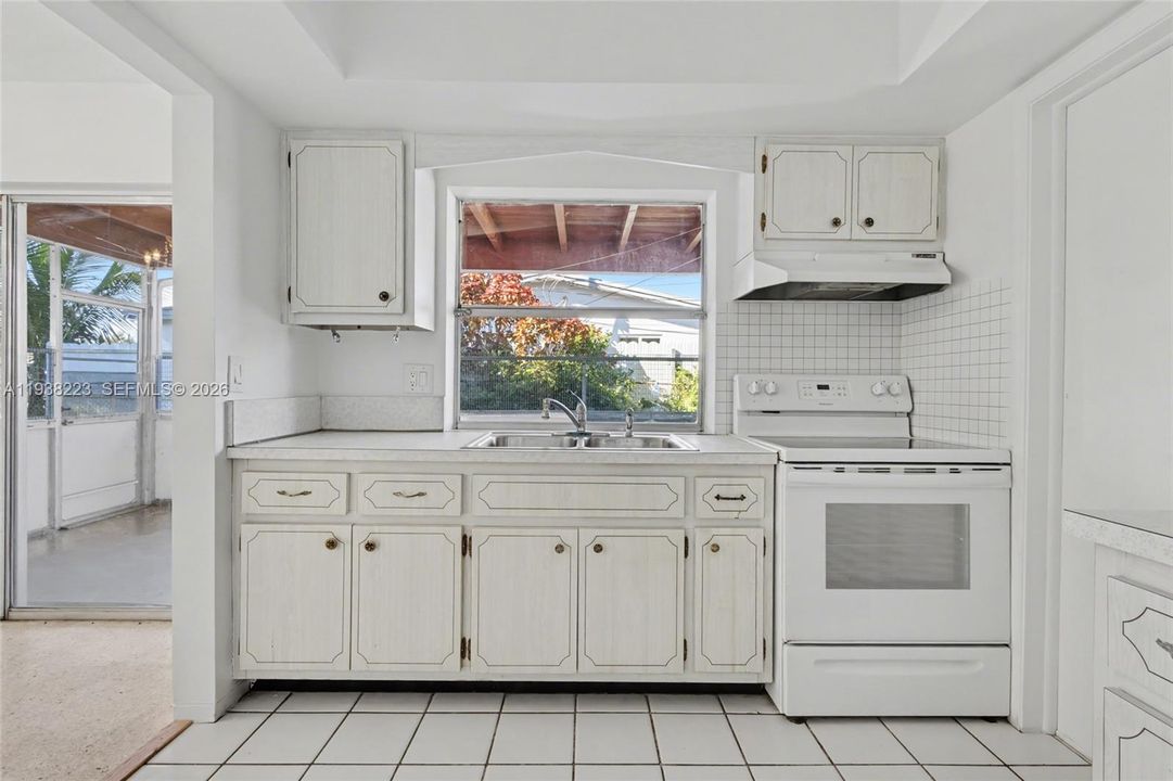 For Sale: $349,900 (2 beds, 1 baths, 950 Square Feet)