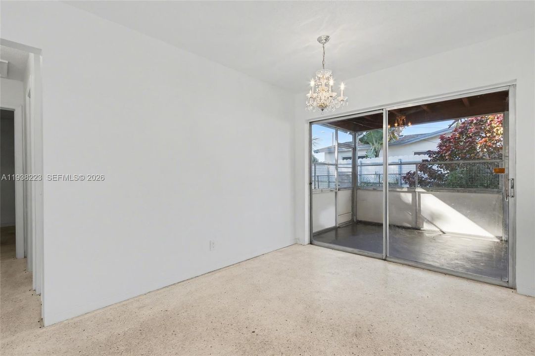 For Sale: $349,900 (2 beds, 1 baths, 950 Square Feet)