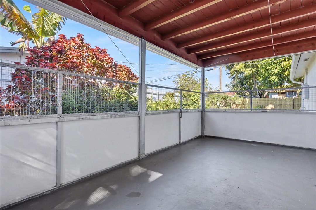 For Sale: $349,900 (2 beds, 1 baths, 950 Square Feet)