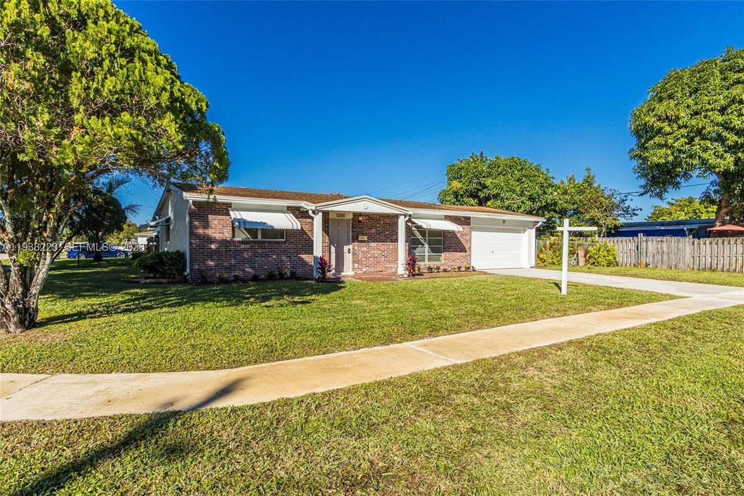 For Sale: $349,900 (2 beds, 1 baths, 950 Square Feet)