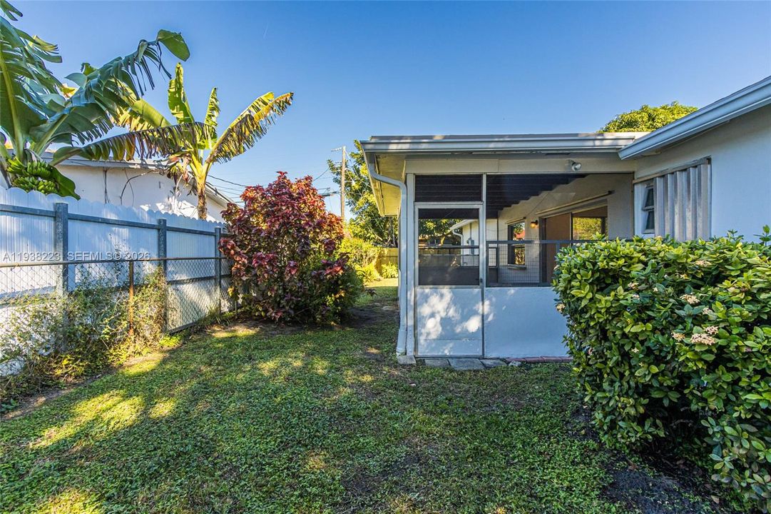 For Sale: $349,900 (2 beds, 1 baths, 950 Square Feet)