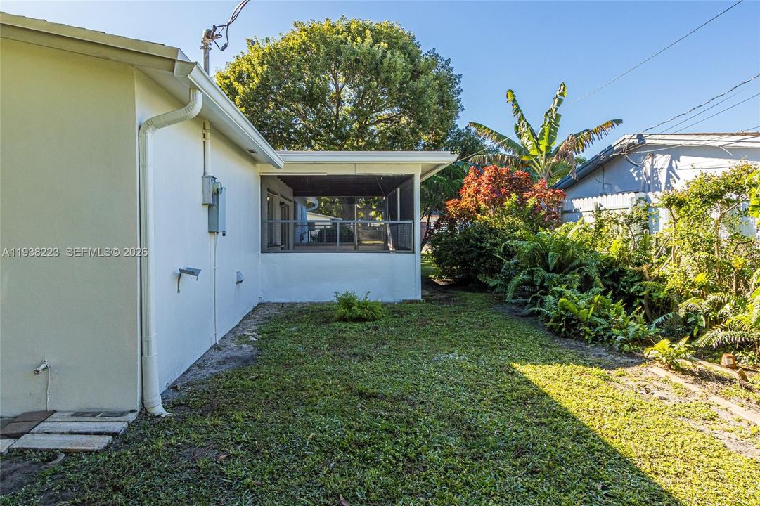 For Sale: $349,900 (2 beds, 1 baths, 950 Square Feet)