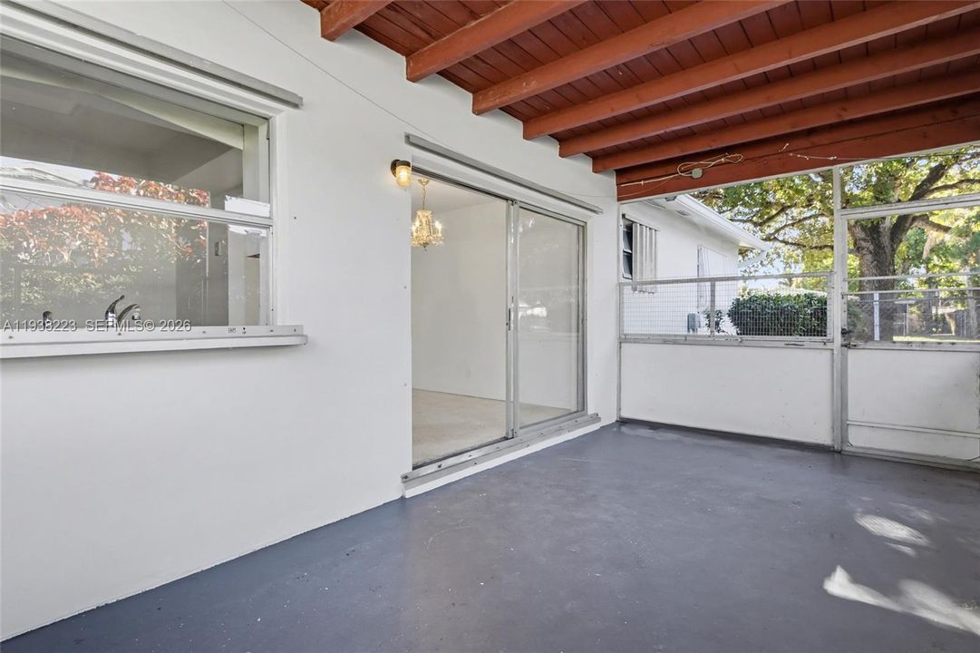 For Sale: $349,900 (2 beds, 1 baths, 950 Square Feet)