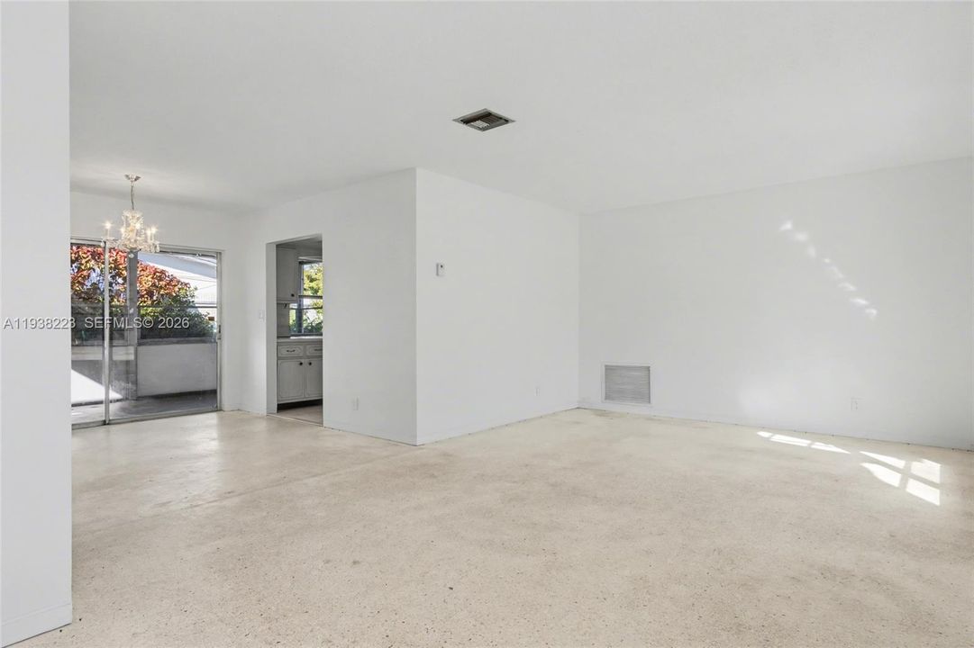 For Sale: $349,900 (2 beds, 1 baths, 950 Square Feet)