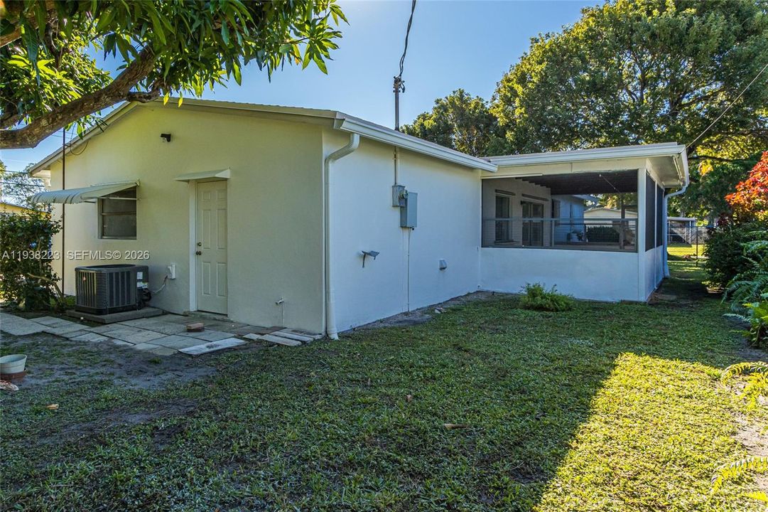 For Sale: $349,900 (2 beds, 1 baths, 950 Square Feet)