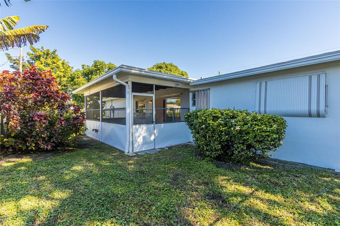 For Sale: $349,900 (2 beds, 1 baths, 950 Square Feet)