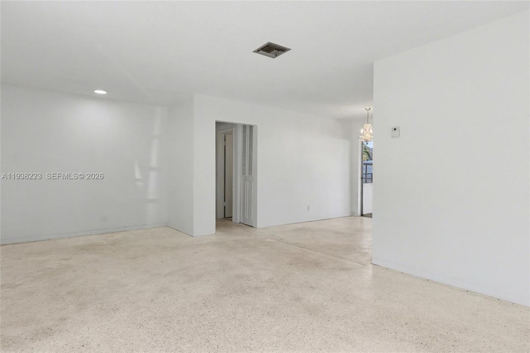 For Sale: $349,900 (2 beds, 1 baths, 950 Square Feet)