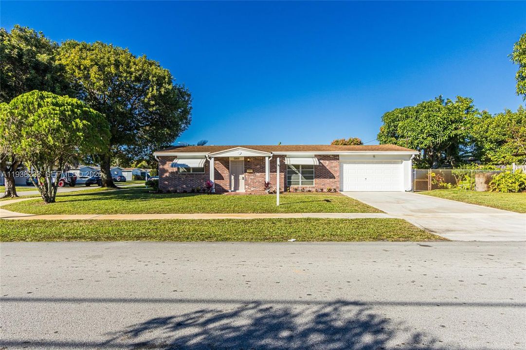 For Sale: $349,900 (2 beds, 1 baths, 950 Square Feet)