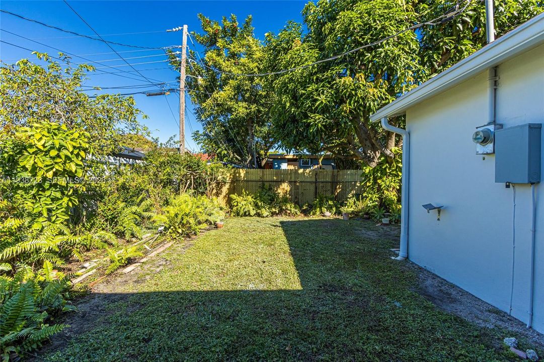 For Sale: $349,900 (2 beds, 1 baths, 950 Square Feet)