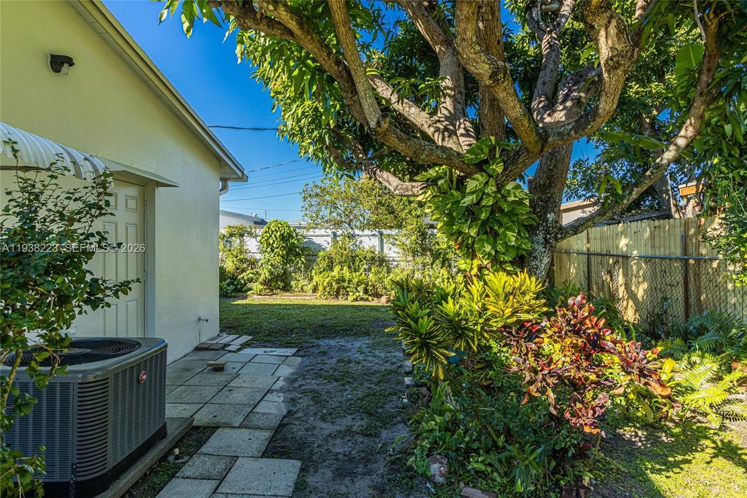 For Sale: $349,900 (2 beds, 1 baths, 950 Square Feet)