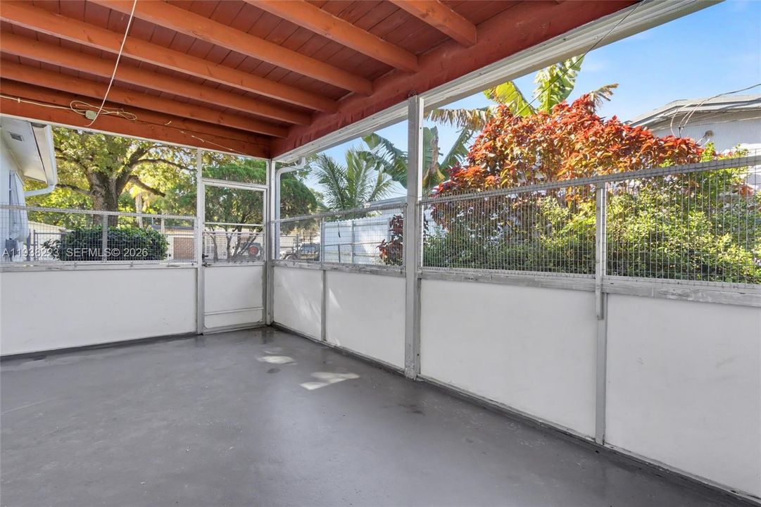 For Sale: $349,900 (2 beds, 1 baths, 950 Square Feet)