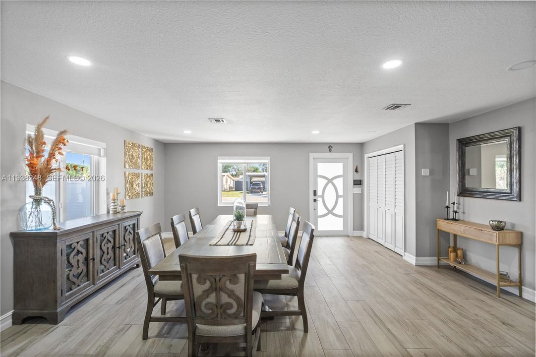 En Venta: $799,900 (3 camas, 2 baños, 2260 Pies cuadrados)