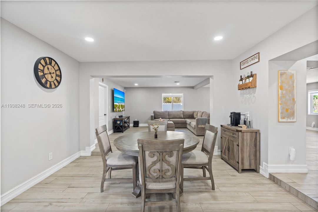 En Venta: $799,900 (3 camas, 2 baños, 2260 Pies cuadrados)