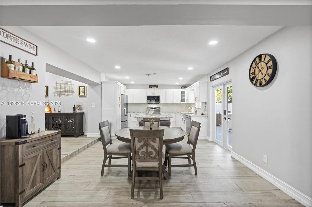 En Venta: $799,900 (3 camas, 2 baños, 2260 Pies cuadrados)