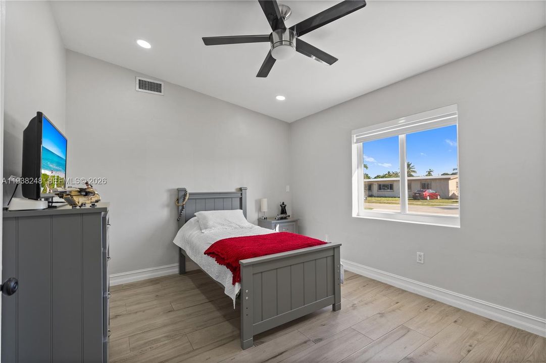 En Venta: $799,900 (3 camas, 2 baños, 2260 Pies cuadrados)