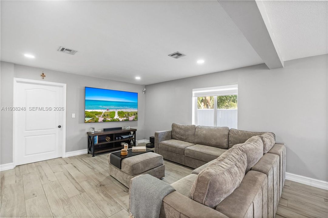 En Venta: $799,900 (3 camas, 2 baños, 2260 Pies cuadrados)