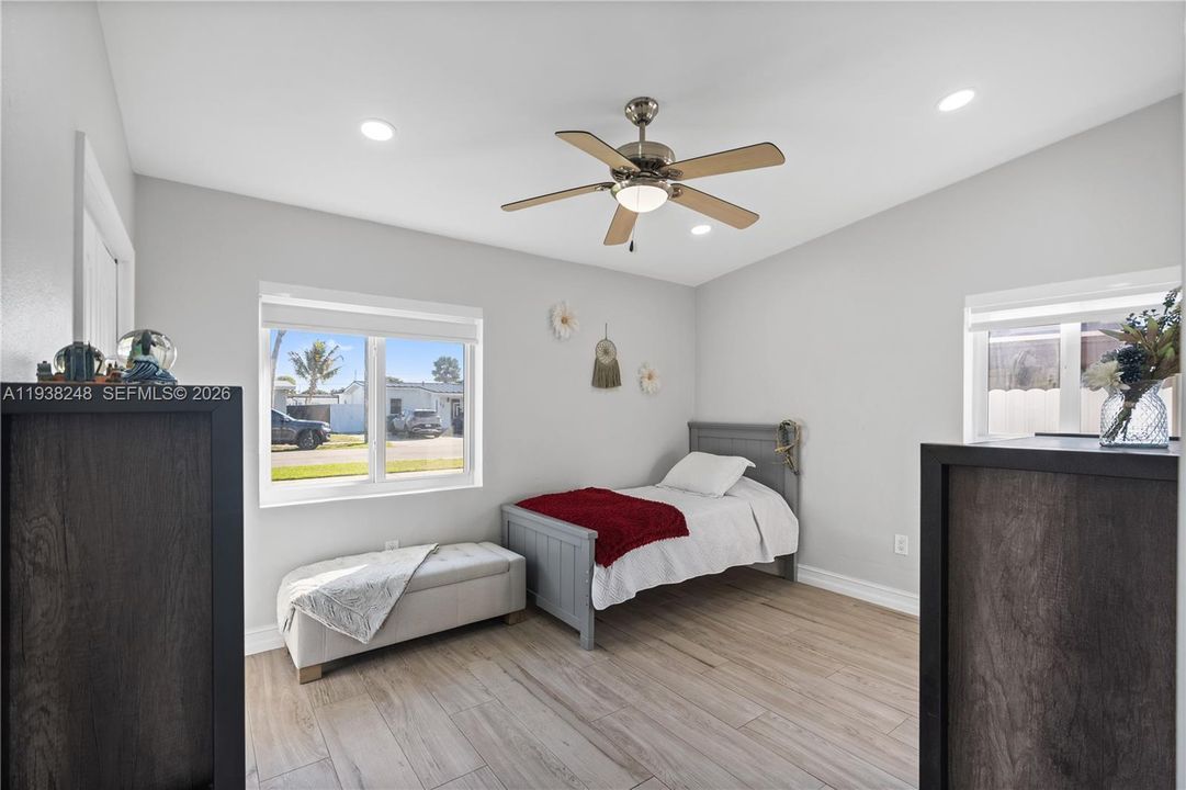 En Venta: $799,900 (3 camas, 2 baños, 2260 Pies cuadrados)