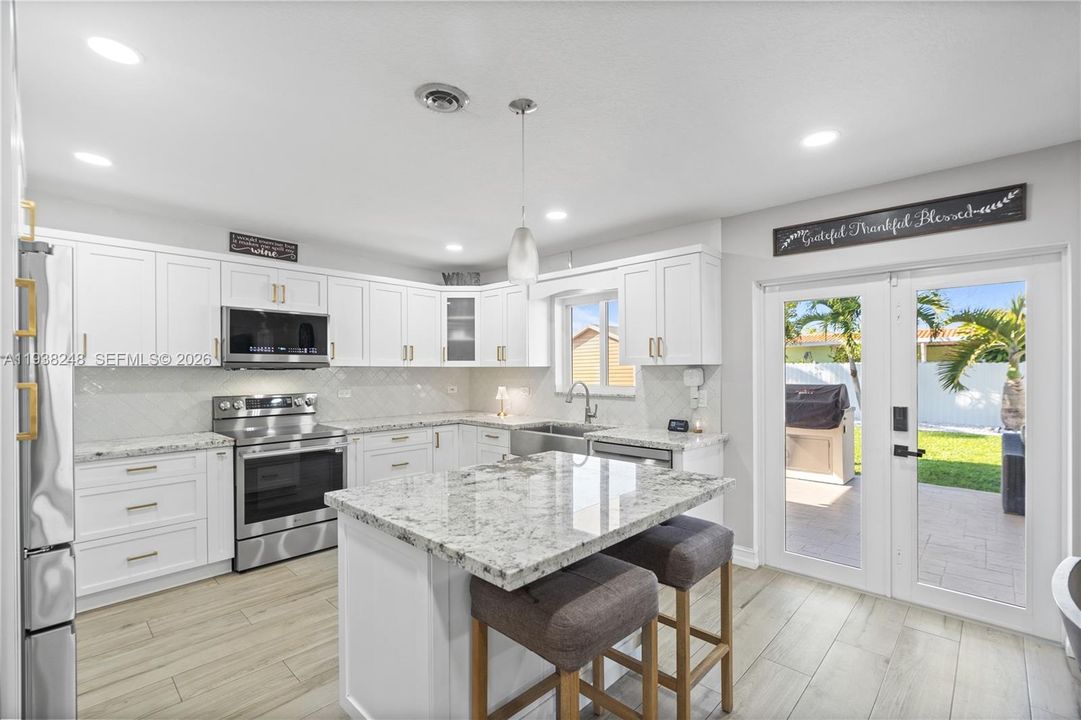 En Venta: $799,900 (3 camas, 2 baños, 2260 Pies cuadrados)