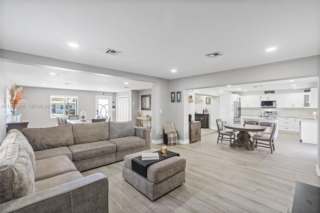 En Venta: $799,900 (3 camas, 2 baños, 2260 Pies cuadrados)