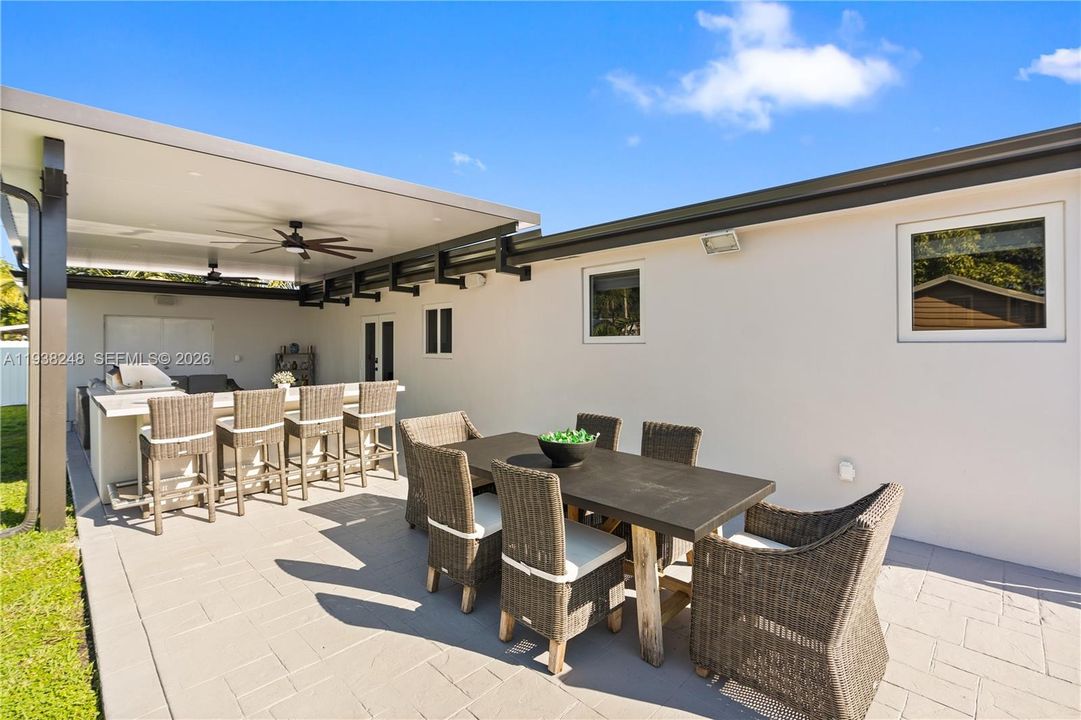 En Venta: $799,900 (3 camas, 2 baños, 2260 Pies cuadrados)