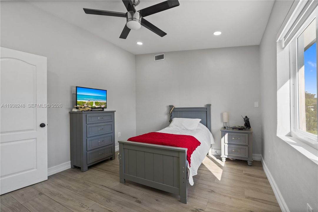 En Venta: $799,900 (3 camas, 2 baños, 2260 Pies cuadrados)