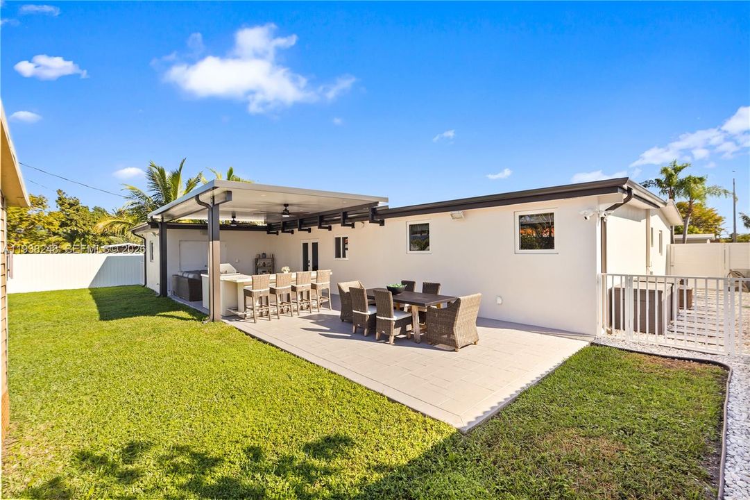 En Venta: $799,900 (3 camas, 2 baños, 2260 Pies cuadrados)