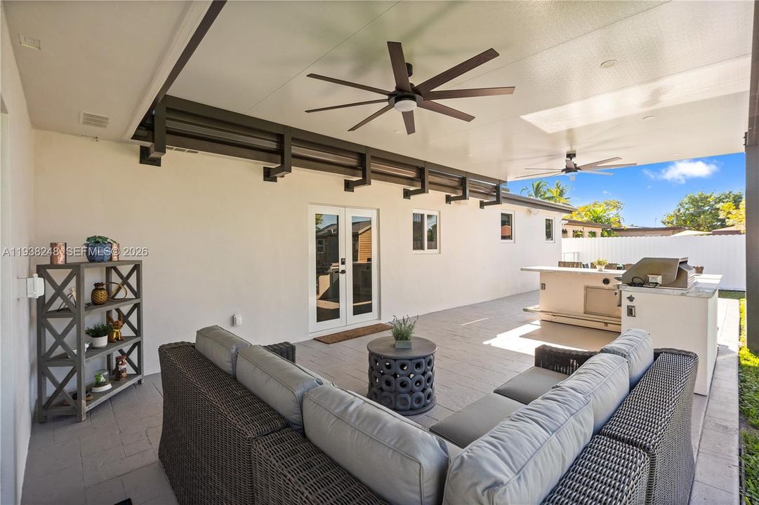 En Venta: $799,900 (3 camas, 2 baños, 2260 Pies cuadrados)