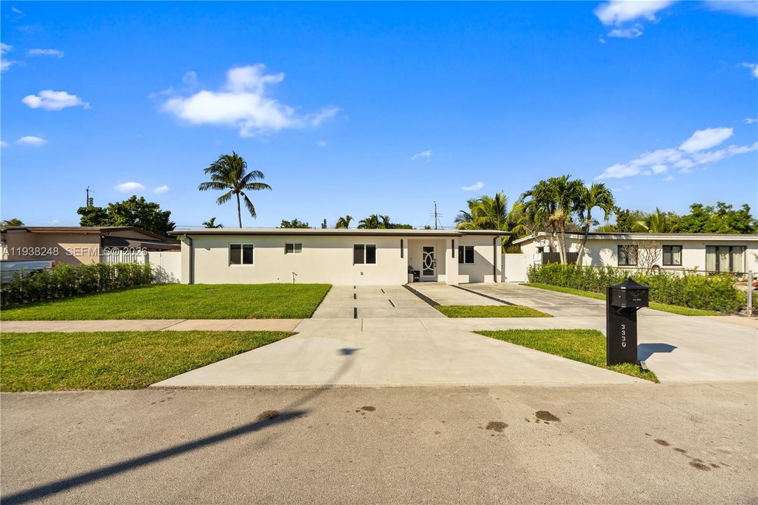 En Venta: $799,900 (3 camas, 2 baños, 2260 Pies cuadrados)