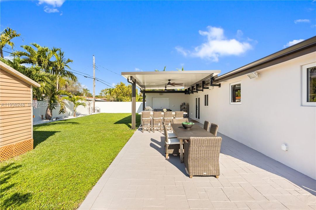 En Venta: $799,900 (3 camas, 2 baños, 2260 Pies cuadrados)