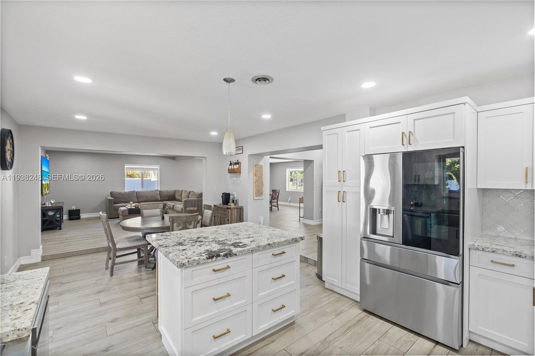 En Venta: $799,900 (3 camas, 2 baños, 2260 Pies cuadrados)