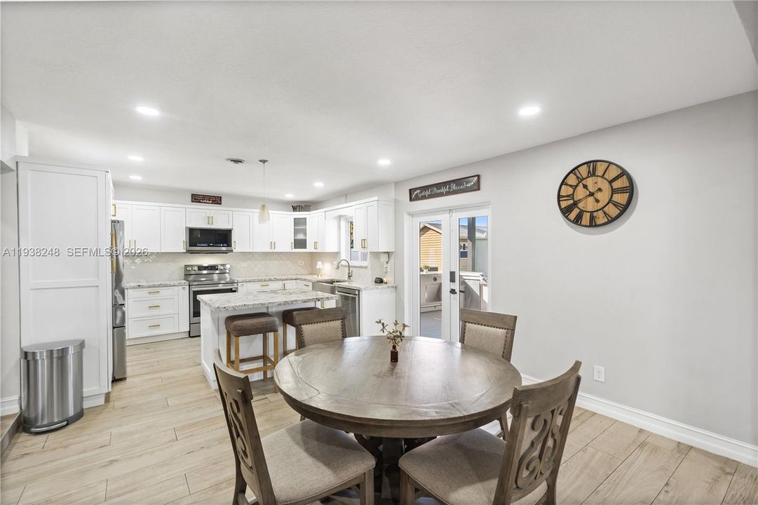 En Venta: $799,900 (3 camas, 2 baños, 2260 Pies cuadrados)