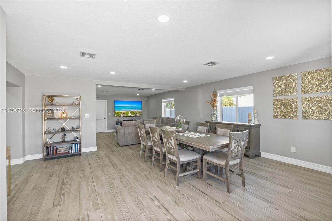 En Venta: $799,900 (3 camas, 2 baños, 2260 Pies cuadrados)