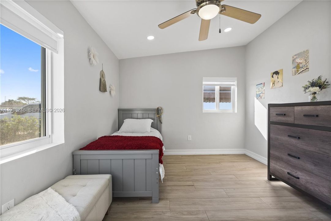 En Venta: $799,900 (3 camas, 2 baños, 2260 Pies cuadrados)