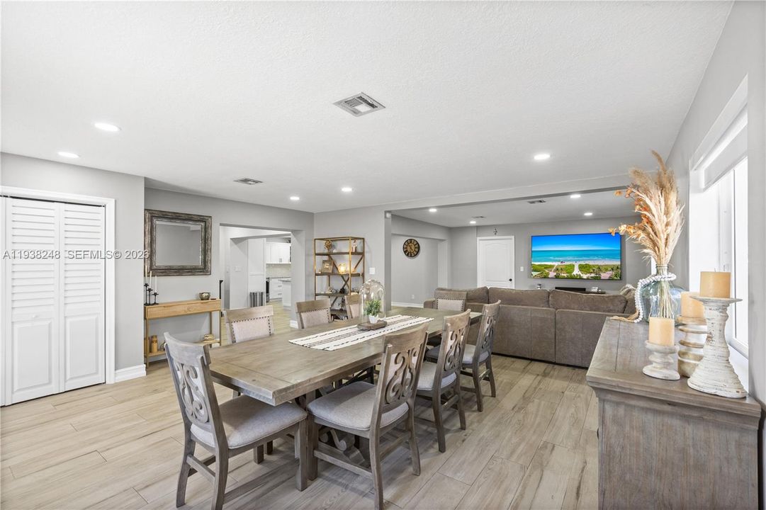 En Venta: $799,900 (3 camas, 2 baños, 2260 Pies cuadrados)