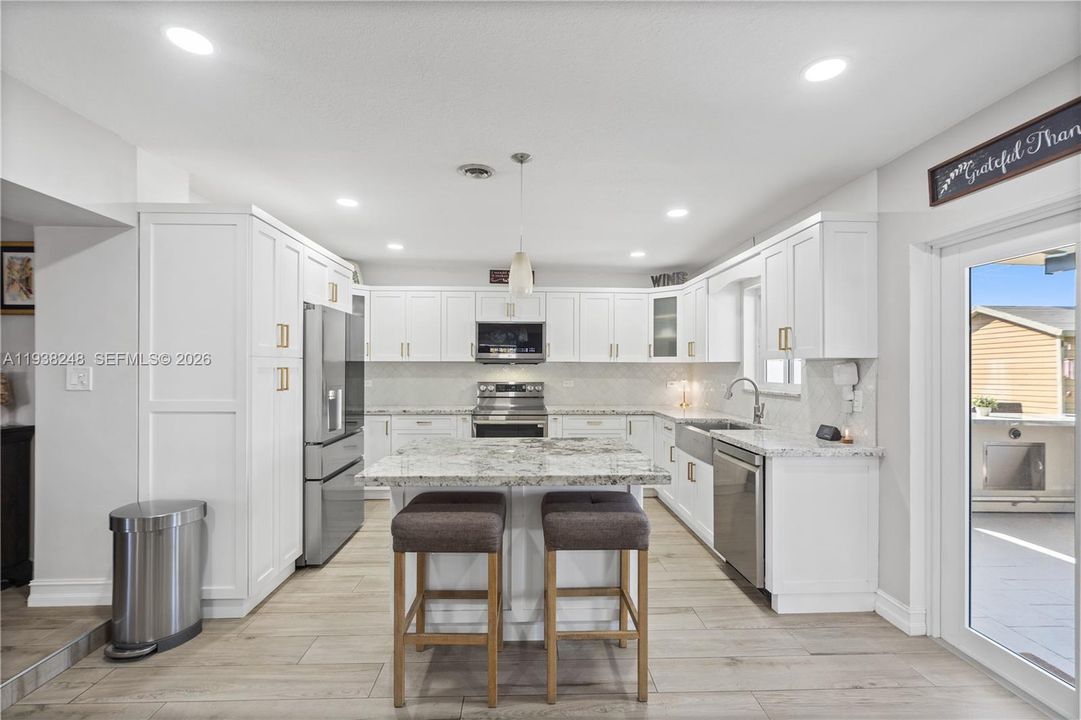 En Venta: $799,900 (3 camas, 2 baños, 2260 Pies cuadrados)