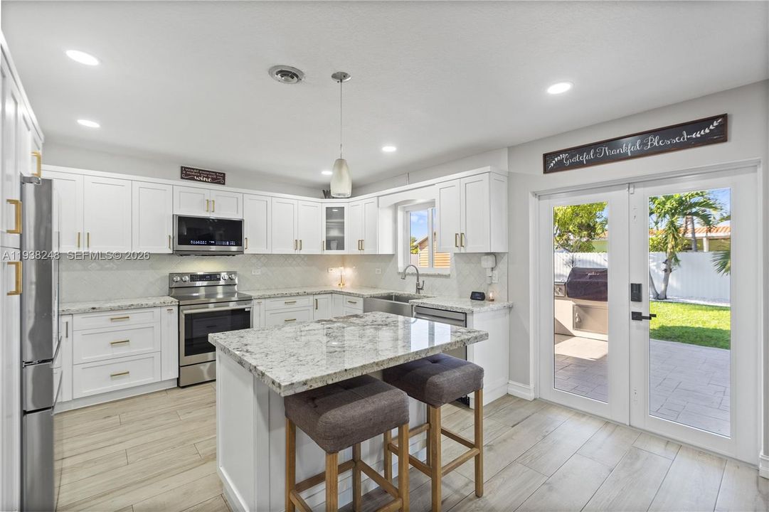 En Venta: $799,900 (3 camas, 2 baños, 2260 Pies cuadrados)