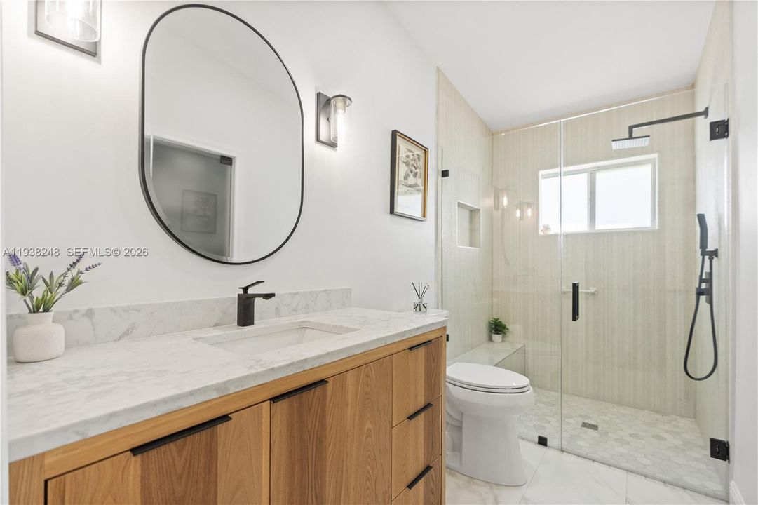 En Venta: $799,900 (3 camas, 2 baños, 2260 Pies cuadrados)