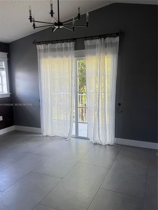 出租: $4,200 (3 贝兹, 2 浴室, 1730 平方英尺)