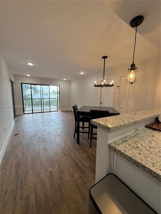 待售: $320,000 (2 贝兹, 2 浴室, 893 平方英尺)